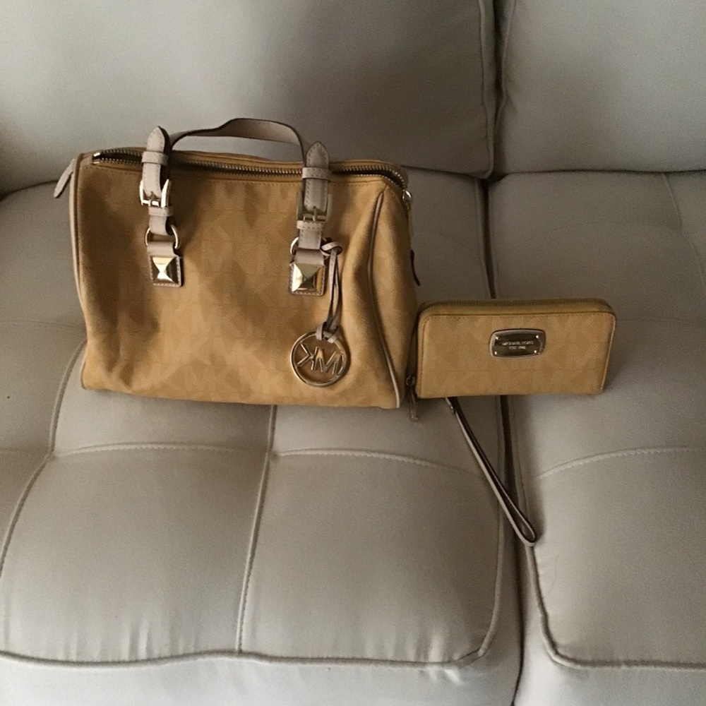 Michael Kors handbag and Michael Kors wallet - Picture 5 of 8